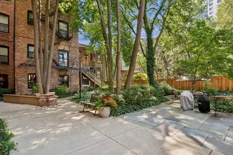 Exterior - 1633 E Hyde Park Blvd #2D, Chicago, IL 60615 photo 2 of 4