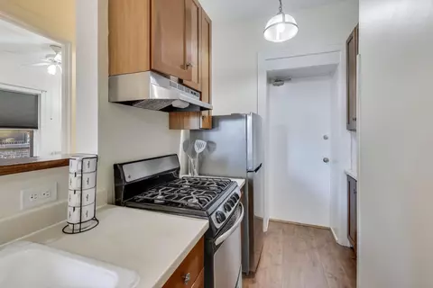 Kitchen - 1633 E Hyde Park Blvd #2D, Chicago, IL 60615 photo 2 of 3
