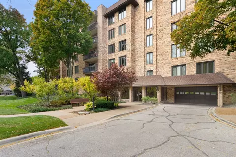 3810 S Mission Hills Rd #204, Northbrook, IL 60062
