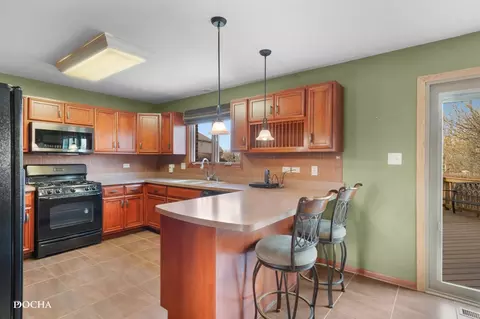 Kitchen - 17618 Dunn Rd, Tinley Park, IL 60487 photo 2 of 2