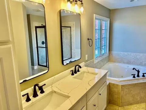 Bath - 2810 Stevenson Dr, Bloomington, IL 61704 photo 3 of 4