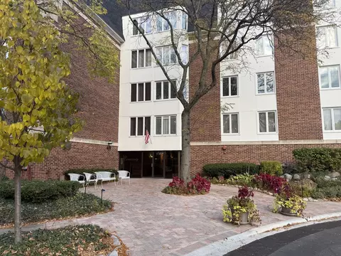 250 Lake Blvd #218, Buffalo Grove, IL 60089
