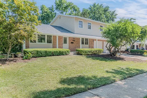 922 E Pratt Dr, Palatine, IL 60074