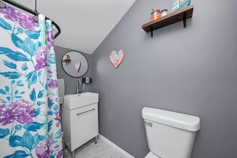 Bath - 31 E 155th St, Harvey, IL 60426 photo 2 of 4