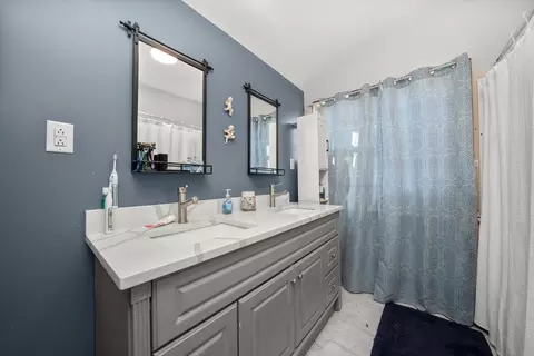 Bath - 31 E 155th St, Harvey, IL 60426 photo 3 of 4