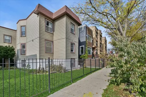 4220 N Whipple St #1E, Chicago, IL 60618