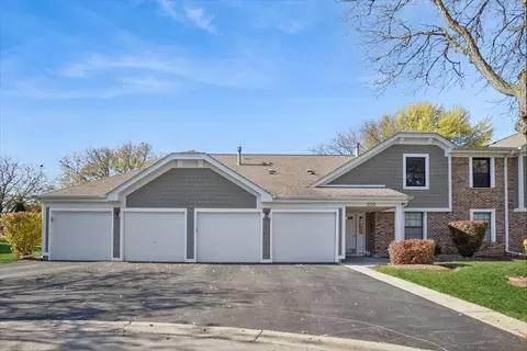 220 Hawthorne Ct #B2, Schaumburg, IL 60193