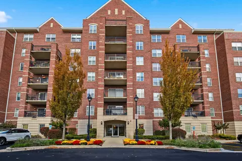 390 W Mahogany Ct #606, Palatine, IL 60067