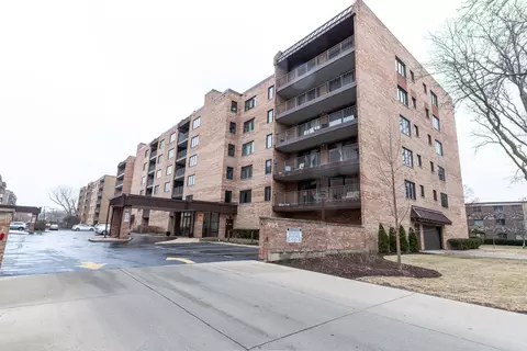 905 Center St #208, Des Plaines, IL 60016