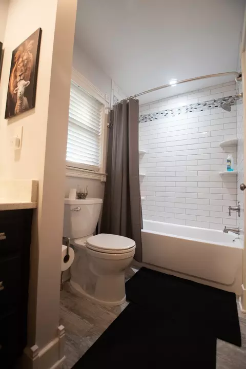 Bath - 507 N Sangamon Ln, Dixon, IL 61021 photo 5 of 7