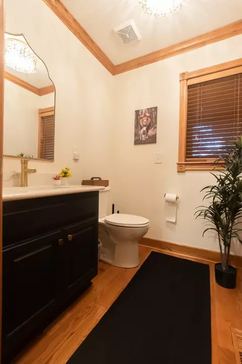 Bath - 507 N Sangamon Ln, Dixon, IL 61021 photo 2 of 7