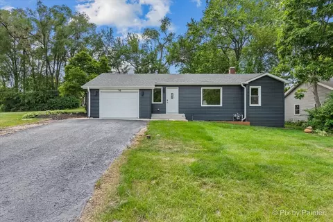 14 Lakewood Dr, Oakwood Hills, IL 60013