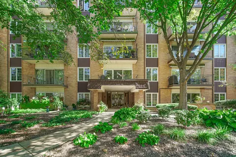 445 N Park Blvd #3F, Glen Ellyn, IL 60137