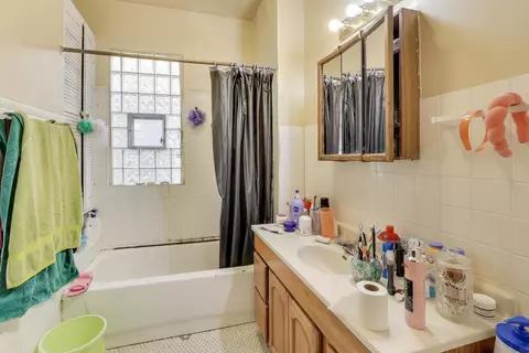 Bath - Undisclosed, Chicago, IL 60625 photo 3 of 4