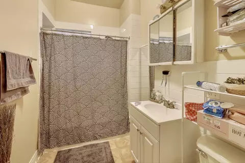 Bath - Undisclosed, Chicago, IL 60625 photo 1 of 4