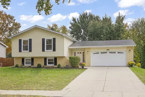 1100 Brentwood Ln, Wheaton, IL 60189