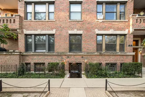 852 W Grace St #T, Chicago, IL 60613