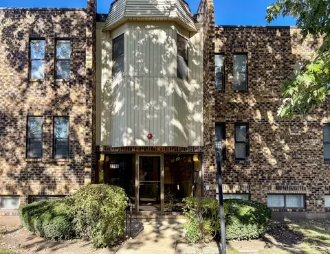 2208 Country Club Dr #2, Woodridge, IL 60517