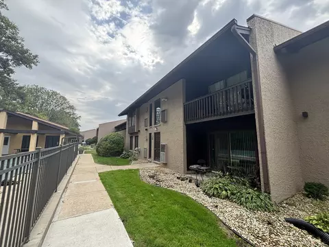 1050 Holbrook Rd #1H, Homewood, IL 60430