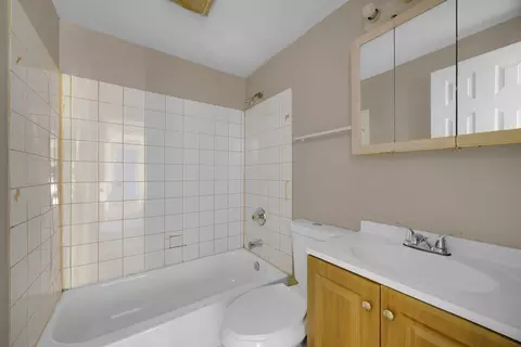 Bath - 16501 Oxford Dr S, Markham, IL 60428 photo 1 of 1