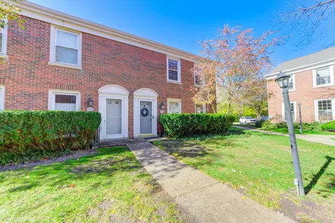 1429 Pebblecreek Dr, Glenview, IL 60025