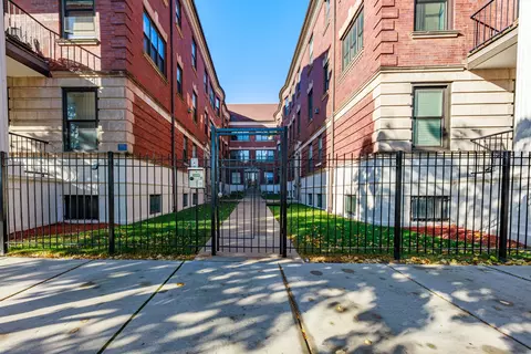 3704 S King Dr #3C, Chicago, IL 60653