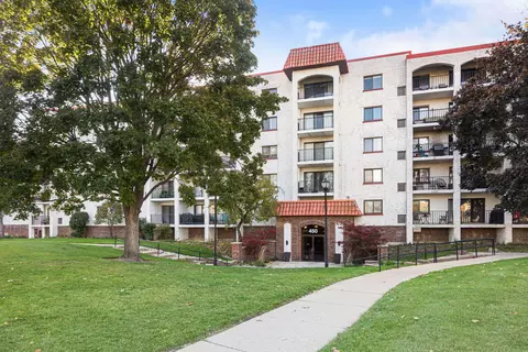 450 Plum Creek Dr #410, Wheeling, IL 60090