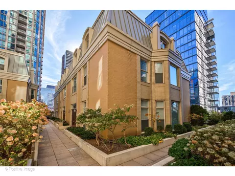 25 E Superior St #11D, Chicago, IL 60611