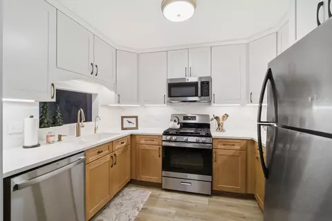 Kitchen - 911 Old Oak Cir, Algonquin, IL 60102 photo 1 of 3