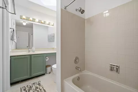 Bath - 911 Old Oak Cir, Algonquin, IL 60102 photo 3 of 3