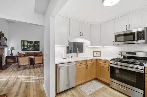 Kitchen - 911 Old Oak Cir, Algonquin, IL 60102 photo 2 of 3