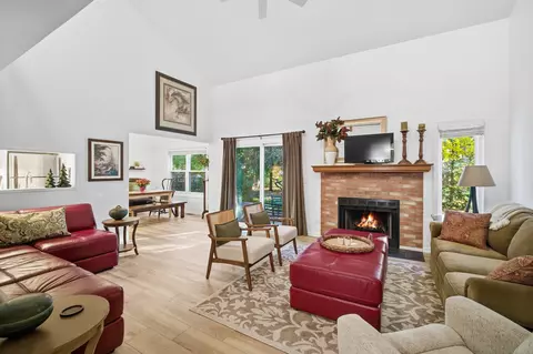 Living - 911 Old Oak Cir, Algonquin, IL 60102 photo 1 of 2