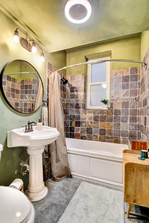Bath - 1447 W Warner Ave #2W, Chicago, IL 60613 photo 2 of 2