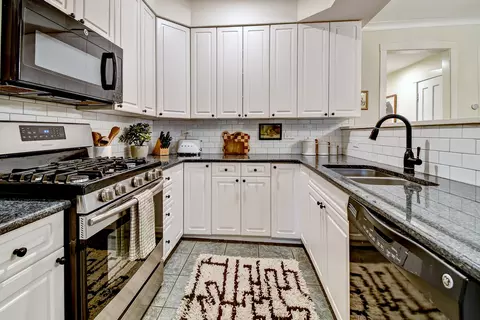 Kitchen - 1447 W Warner Ave #2W, Chicago, IL 60613 photo 1 of 2