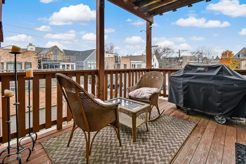Exterior - 1447 W Warner Ave #2W, Chicago, IL 60613 photo 3 of 6