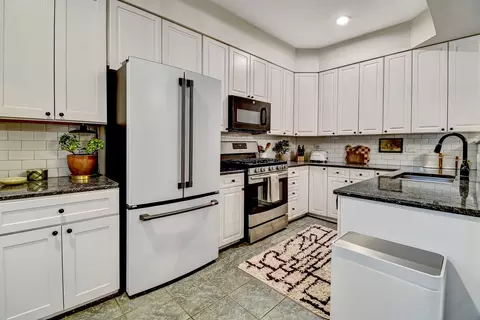 Kitchen - 1447 W Warner Ave #2W, Chicago, IL 60613 photo 2 of 2
