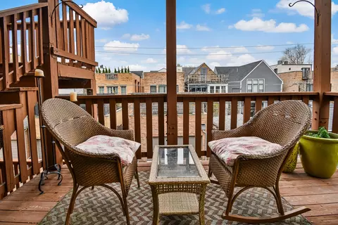 Exterior - 1447 W Warner Ave #2W, Chicago, IL 60613 photo 2 of 6