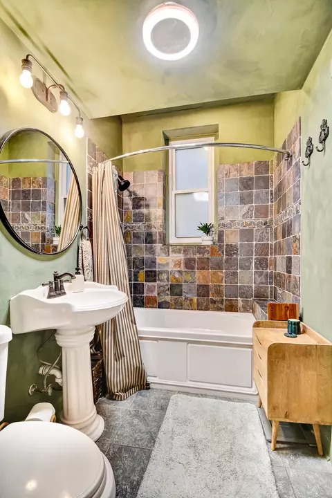 Bath - 1447 W Warner Ave #2W, Chicago, IL 60613 photo 1 of 2