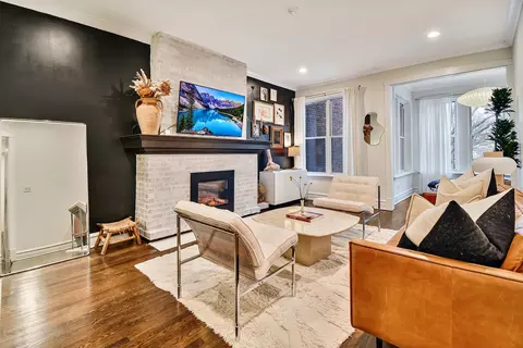 Living - 1447 W Warner Ave #2W, Chicago, IL 60613 photo 2 of 2