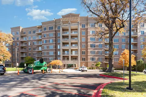 125 Lakeview Dr #609, Bloomingdale, IL 60108