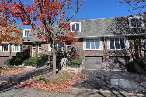 1857 Willowview Ter, Northfield, IL 60093