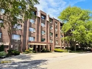 4624 N Commons Dr #111, Chicago, IL 60656