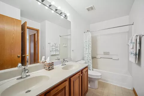 Bath - 2401 Daybreak Ct, Elgin, IL 60123 photo 1 of 2