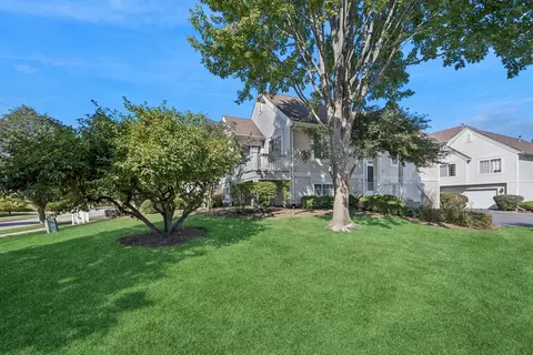 Exterior - 2401 Daybreak Ct, Elgin, IL 60123 photo 1 of 2
