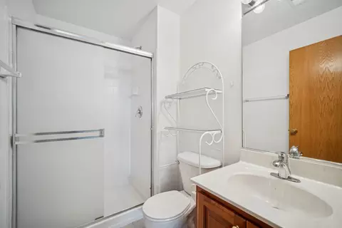 Bath - 2401 Daybreak Ct, Elgin, IL 60123 photo 2 of 2