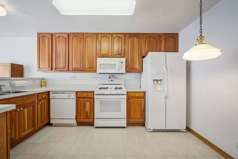 Kitchen - 2401 Daybreak Ct, Elgin, IL 60123 photo 2 of 2