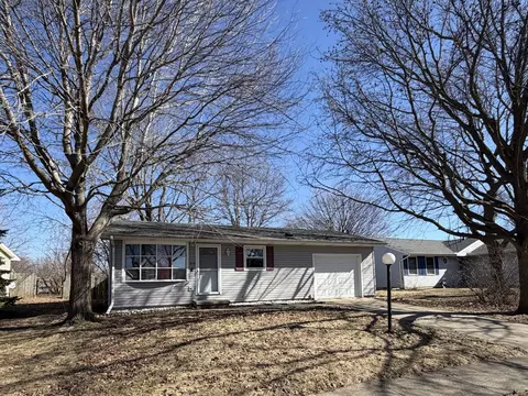 614 Creve Coeur Dr, Champaign, IL 61822