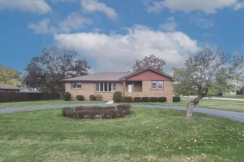 1420 Indian Hill Dr, Schaumburg, IL 60193