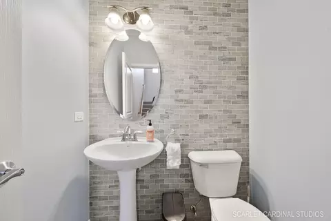 Bath - Undisclosed, Des Plaines, IL 60016 photo 1 of 3