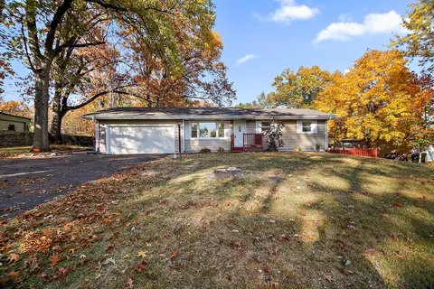 1393 Oakleaf Dr, Saint Anne, IL 60964